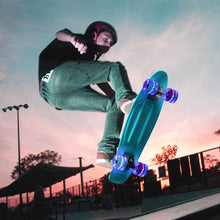 Load image into Gallery viewer, Skateboard mit Schutzausrüstung，Mini Cruiser Retro Board für Kinder Jungenliche Mädchen Erwachsenen， LED Leuchtrollen 56x15cm Komplettboard
